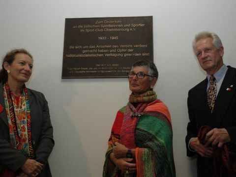Enthüllung der Gedenktafel für jüdische Sportlerinnen und Sportler im SCC am 5.11.2006 mit Bezirksbürgermeisterin Monika Thiemen, Hazel Shore und Dr. Klaus Henk, Foto: Andreas Fritsch
