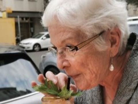 Rosemarie Mehl geniesst das Leben und trinkt auch gern einmal einen Cocktail