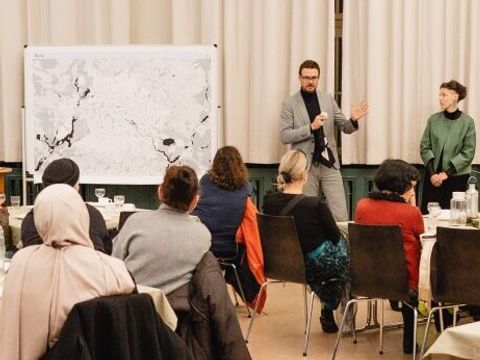Teilnemende eines Workshops in großem Raum