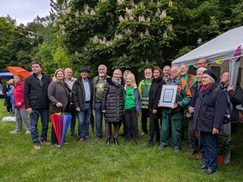 Dr. Saskia Ellenbeck und Vertreter_innen des Volkspark Lcihtenrade e.V. bei der Übergabe der Dankesurkunde