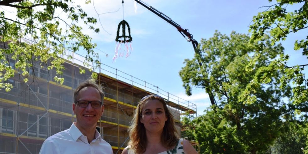 Bezirksstadtrat Carsten Spallek und Schulleiterin Christina Wagner beim Richtfest für den 1. Bauabschnitt der Charlotte-Pfeffer-Schule