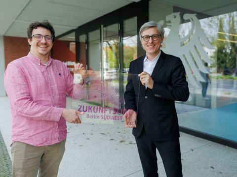 (v.l.n.r.) : Juri Effenberg (Regionalinkubator Berlin Südwest) und Oliver Perzborn (Bundesanstalt für Materialforschung und -prüfung (BAM)
