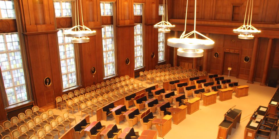 BVV-Saal mit vielen Stühlen und Holzbänken