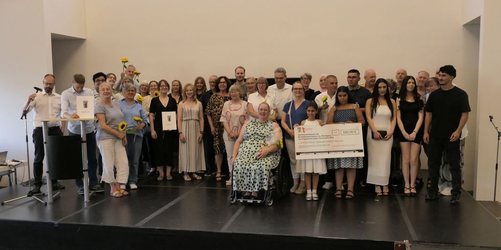Gruppenfoto mit Preisträger_innen vom Gemeinschaftspreis 2026