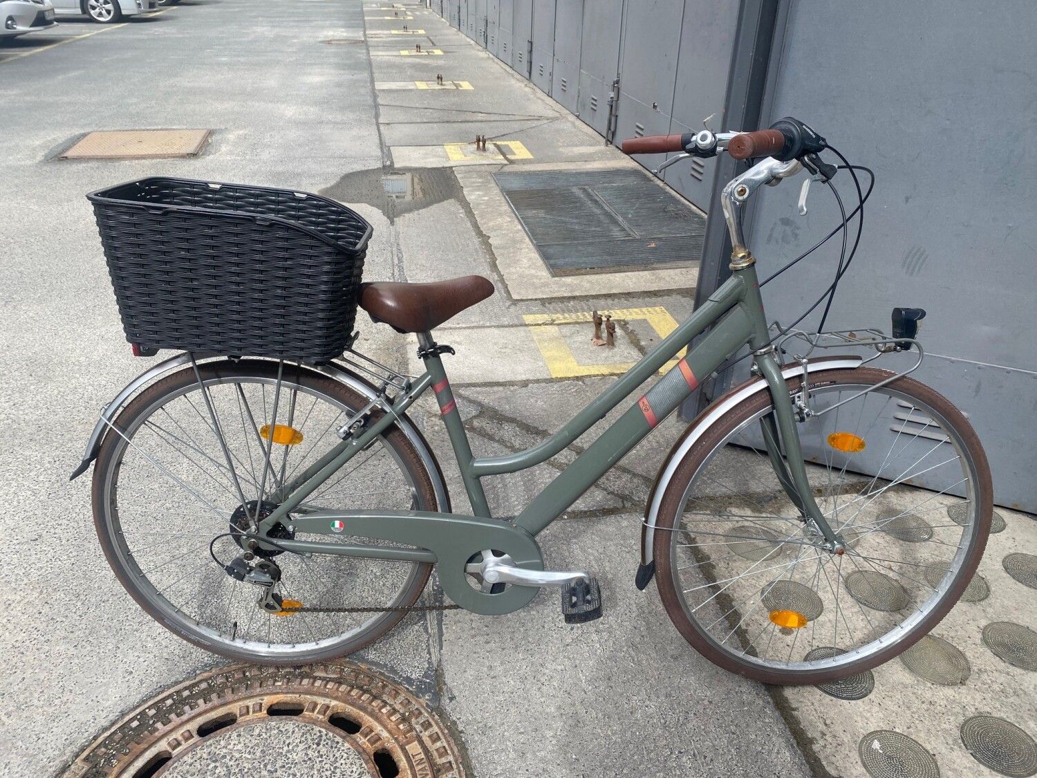 Grau-grünes Damenfahrrad