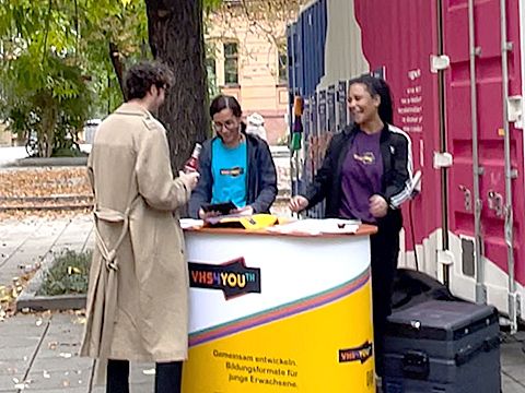 3 Personen am Messestand auf dem Hof des Bildungszentrums Sebastian Haffner