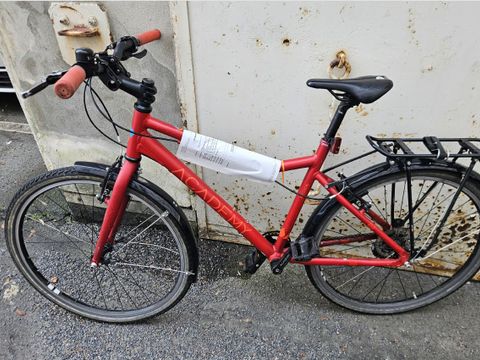 Rotes Herrenfahrrad