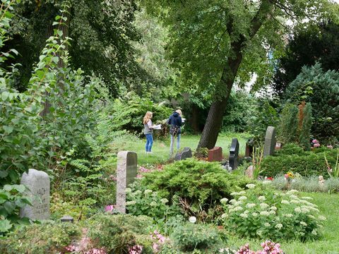 Schüler:innen auf dem Friedhof in Französisch Buchholz (Bild: Museum Pankow / Foto: Kristin Witte)