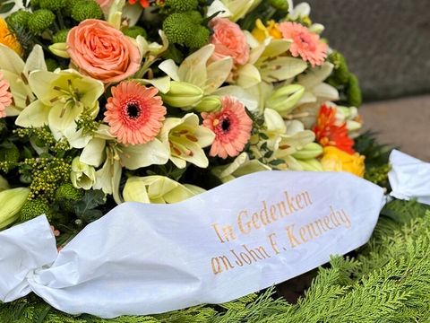 Kranz in Gedenken an John F. Kennedy