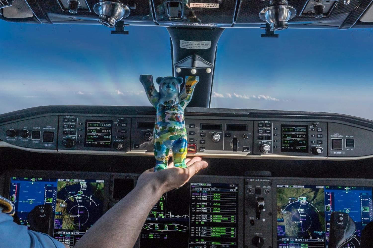 Buddy-Bär hoch über den Wolken