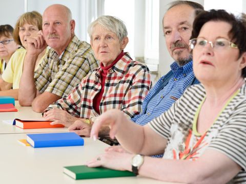 Erwachsene im Klassenzimmer