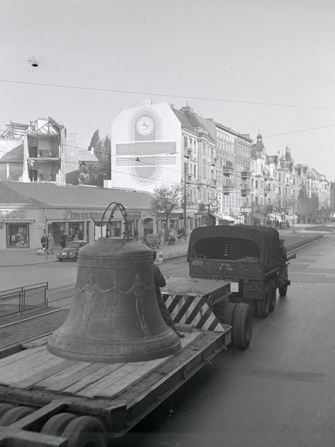 eine große Glocke auf einem Anhänger auf einer Straße