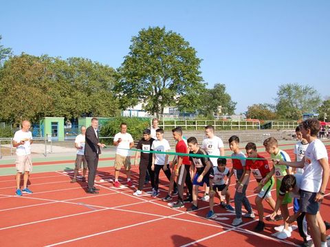 Bezirksstadtrat Tobias Dollase gibt das Startsignal zum 800m Lauf (Bild: Marco Dames, wirkhaus.berlin UG)