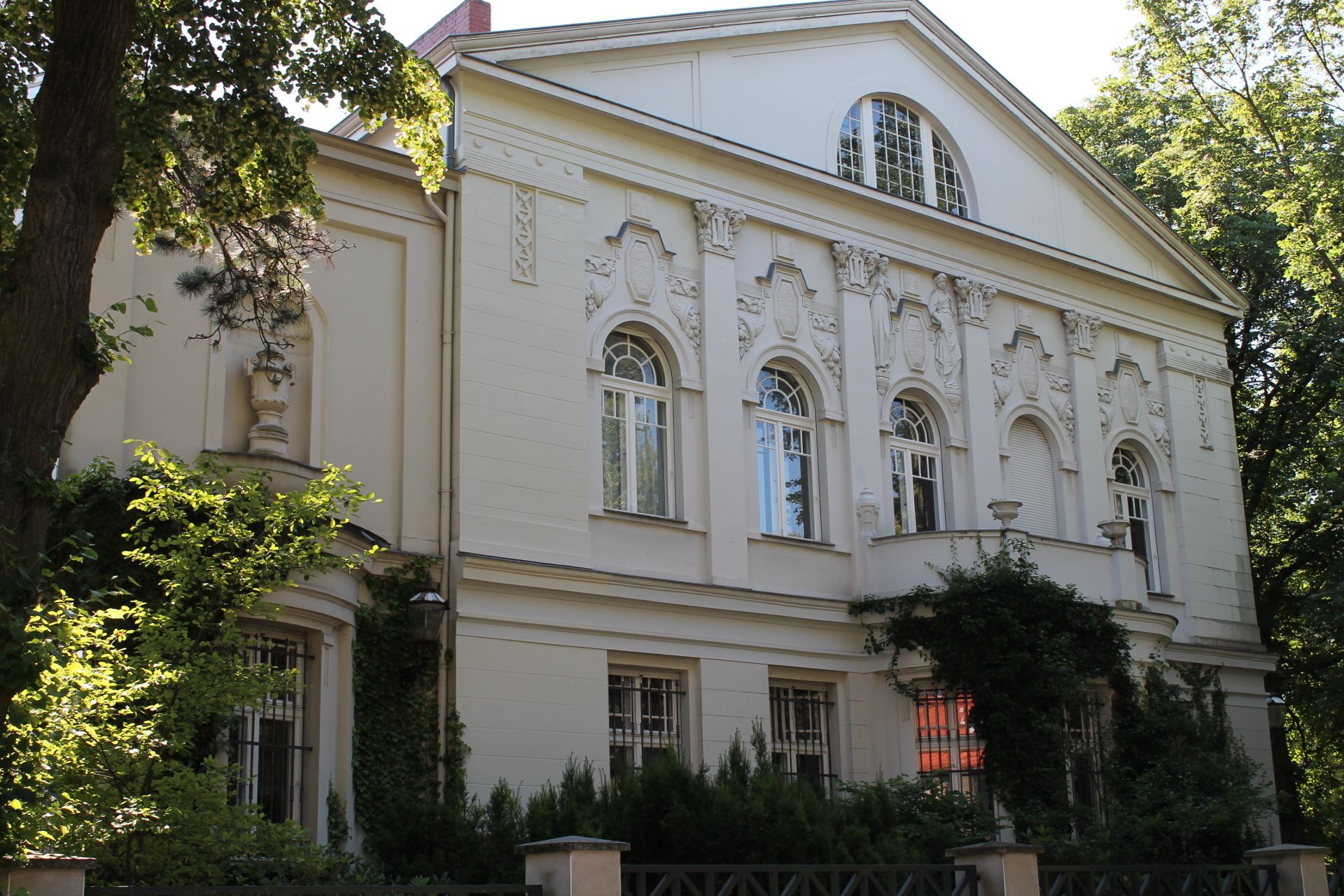 Ulmenallee 8 / Ecke Lindenallee 46
