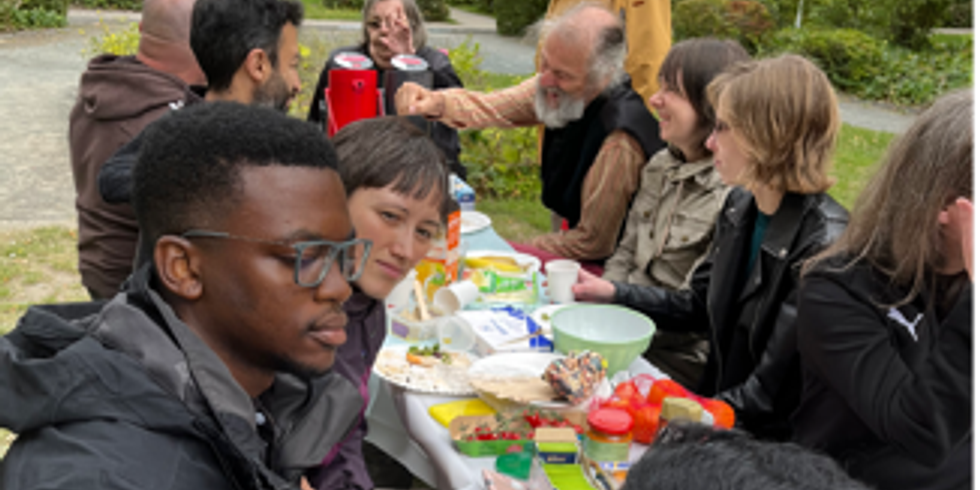 Frühstückstisch des Dorfcafés Foto 2