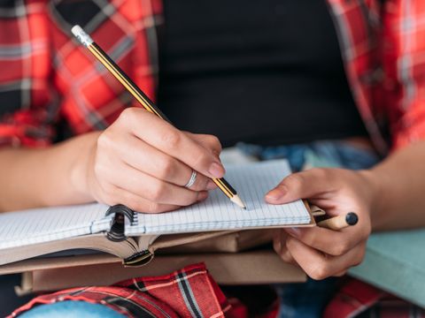 Student schreibt in ein Notizbuch