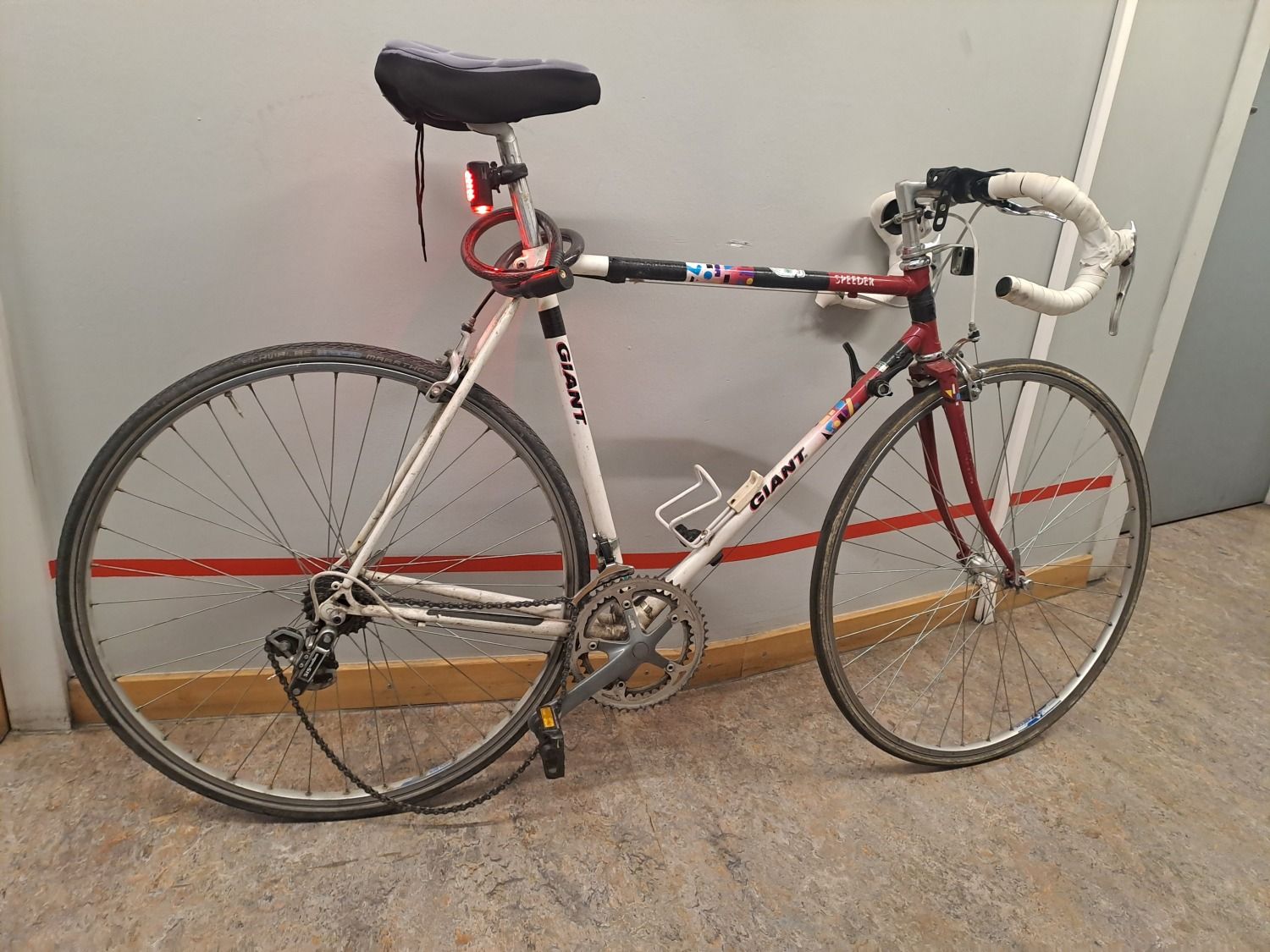 Rot-weißes Herrenrennrad