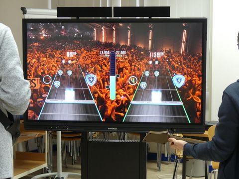 Zwei Männer vor Bildschirm