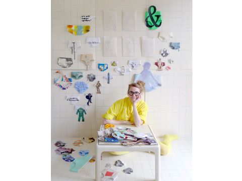 Die Künstlerin Olivia Wilhelmine Seiling an ihrem Arbeitstisch