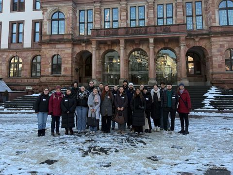 Nachwuchskräfte vor dem Rathaus