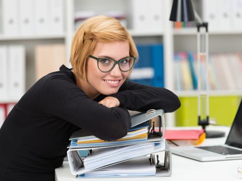 Frau lehnt sicht auf Aktenordner
