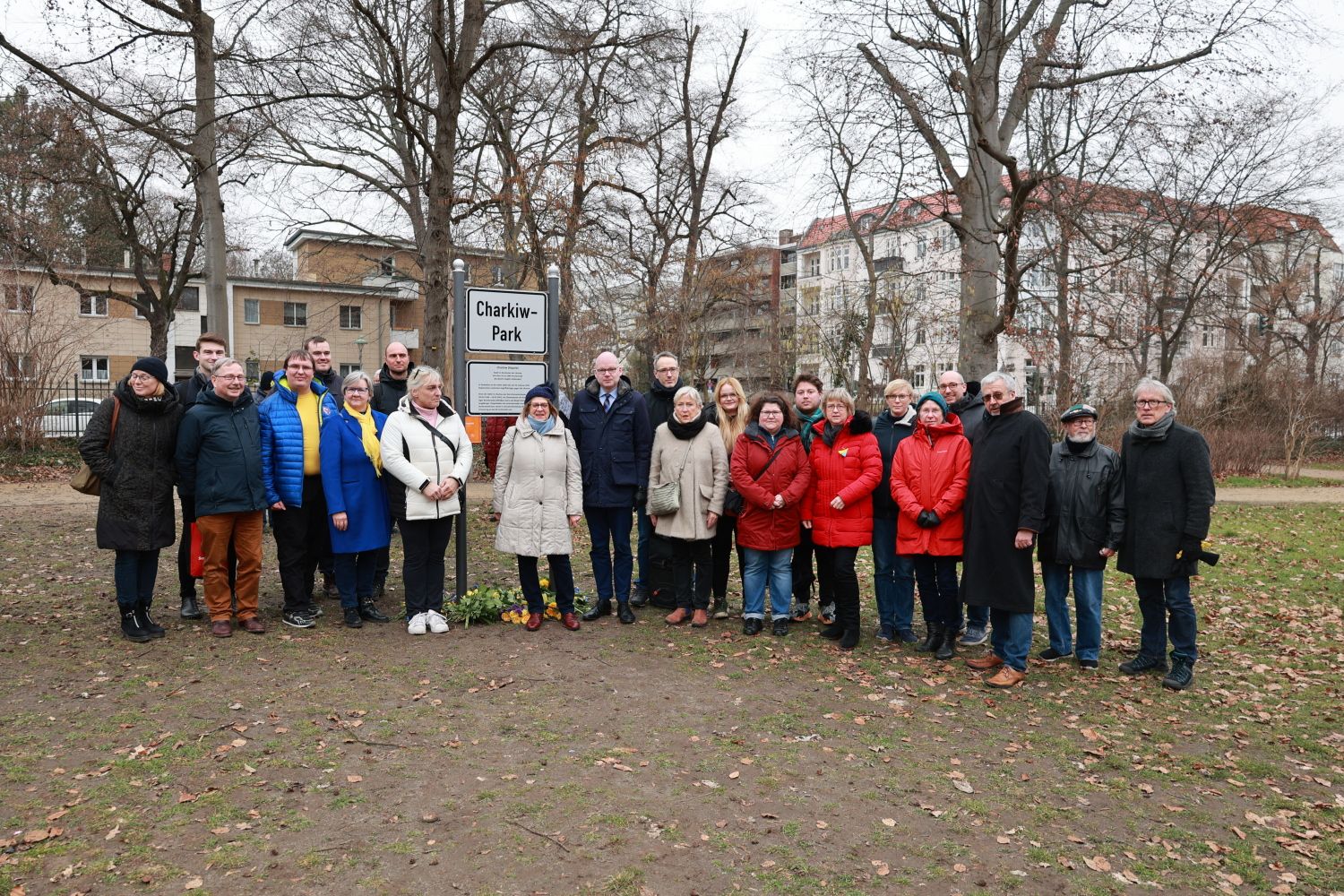 24. Februar 2023: Gruppenbild aller anwesenden BVV-Verordneten, zusammen mit der Städtepartnerschaftsvereinsvorsitzenden Pflug (vor dem Schild), rechts daneben Bezirksstadtrat Richter, 3. v. r. BVV-Vorsteher Rögner-Francke