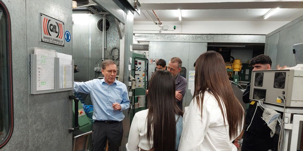 Schüler*innen beim Besuch der Firma Geisler&Schambach GmbH im Rahmen der Aktivierungs-Offensive Ausbildung