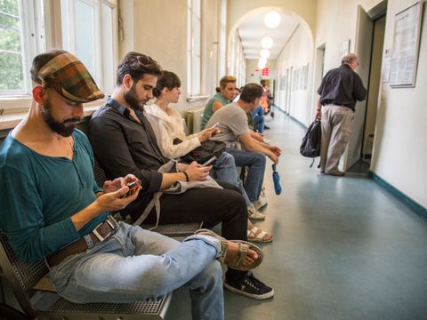 Wartende Personen mit Smartphones