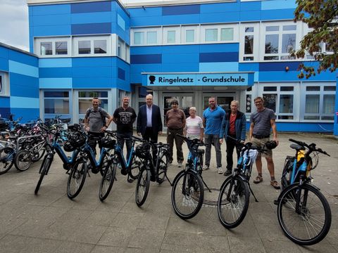Schulstadtrat Harald Muschner (CDU) bei der Übergabe der E-Bikes an einige der Schulhausmeisterinnen und Schulhausmeister (Bild: BA Reinickendorf)