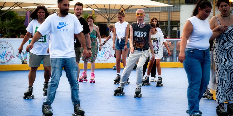 Menschen fahren Rollschuh auf einer mobilen Rollschuhbahn.
