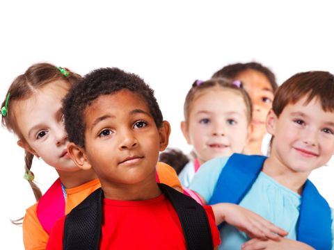 5 Kinder stehen hintereinander und jedes zweite Kind beugt sich nach links oder rechts
