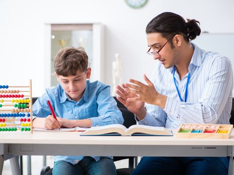 Lehrer erklärt Schüler Mathe