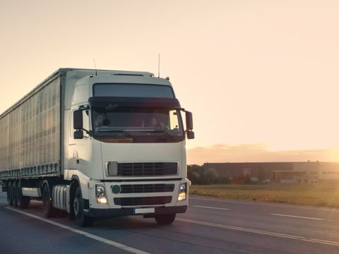 Frontansicht eines Sattelzugs mit Ladeanhänger auf einer Autobahn