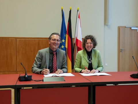 Bezirksstadträtin Korinna Stephan Senator Christian Gaebler unterzeichnen das Bündnis für Wohnungsneubau und Mieterberatung Reinickendorf (Bild: SenSBW)