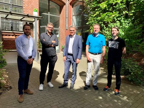 Bezirksbürgermeister Jörn Oltmann mit Unternehmern aus dem Gewerbehof Bülowbogen