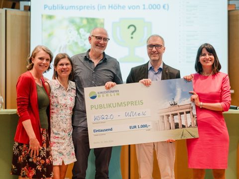 Das Schulprojekt „kliQ 2.0: Klimaschutzprojekt an Schulen in Steglitz-Zehlendorf“ gewinnt den IHK-Publikumspreis. Im Bild: Übergabe des Preises mit Staatssekretärin für Klimaschutz und Umwelt Britta Behrendt. (Bild: (c) Ines Hasenau - IHK Berlin)