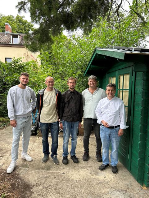 v.l.n.r. Steven Hettenhausen, Klaus Hiller beide von der Berliner Helpstiftung, Patryk Maksyminko, Jörg Gerasch Geschäftsführer der Berliner Helpstiftung, Sozialstadtrat (SPD) Uwe Brockhausen (Bild: BA Reinickendorf)