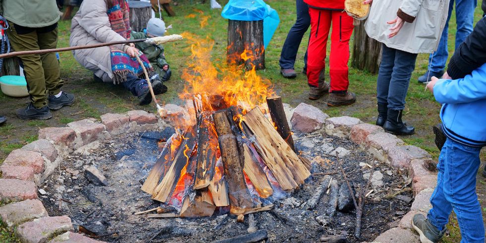 Stockbrot backen am Lagerfeuer