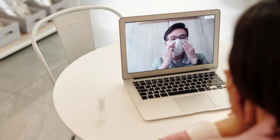 Frau spricht mit Mann über Video-Telefonie