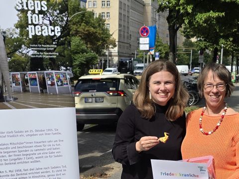 Das gemeinnützige Institut „Steps for Peace“ überreichte Friedenskraniche aus Papier, die an die Opfer der Atombomben erinnern sollen