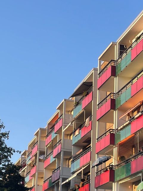Foto einer bunten Wohnhausfassade in Marzahn-Ost