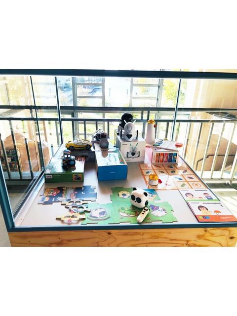 Roboter Vitrine im Makerspace