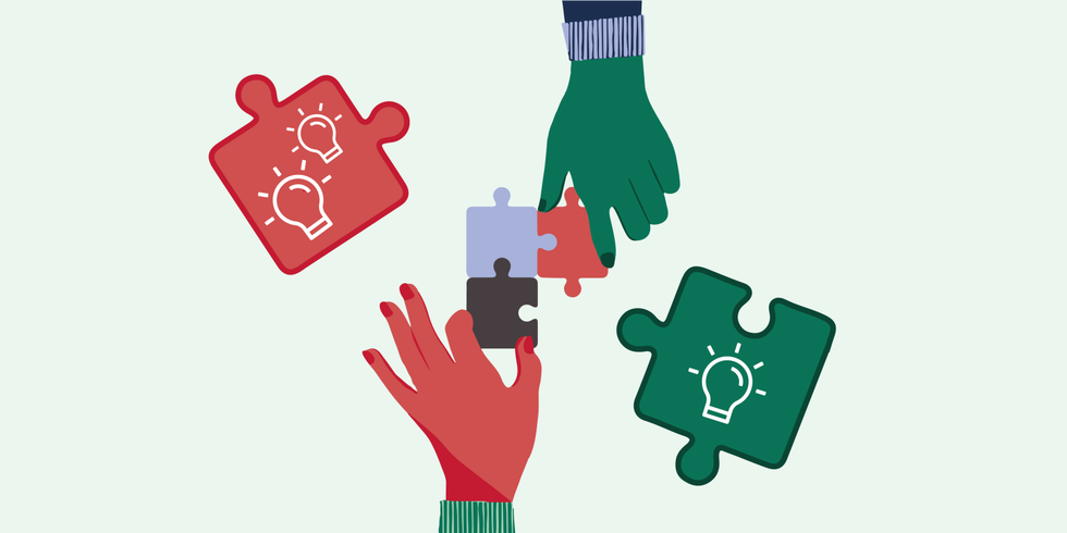 Das Bild zeigt eine Illustration von zwei stilisierten Händen, die gemeinsam ein Puzzle zusammensetzen. Eine Hand ist rot, die andere grün. Das Puzzle in der Mitte besteht aus vier Teilen in den Farben Rot, Lila, Schwarz und Grau. Links und rechts von den Händen befinden sich zwei weitere schwebende Puzzleteile – eines in Rot mit zwei Glühbirnen und eines in Grün mit einer Glühbirne. Die Puzzleteile symbolisieren Ideen, die durch Kooperation und Zusammenarbeit zu Lösungen und Vorschlägen zusammengeführt werden. Dieses Bild soll den Leser_innen verdeutlichen, wie sie selbst Beteiligung anregen und sich aktiv in die Prozesse einbringen können, indem sie ihre eigenen Ideen vorschlagen und umsetzen.