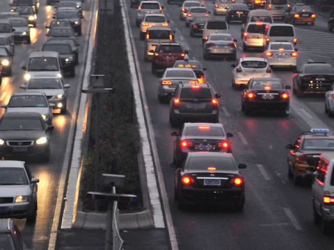 Mehrspurige Autobahn mit Stau auf beiden Seiten