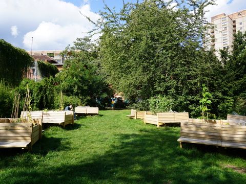 Danziger Straße 101, Wiese mit Sitz-Hoch-Beeten