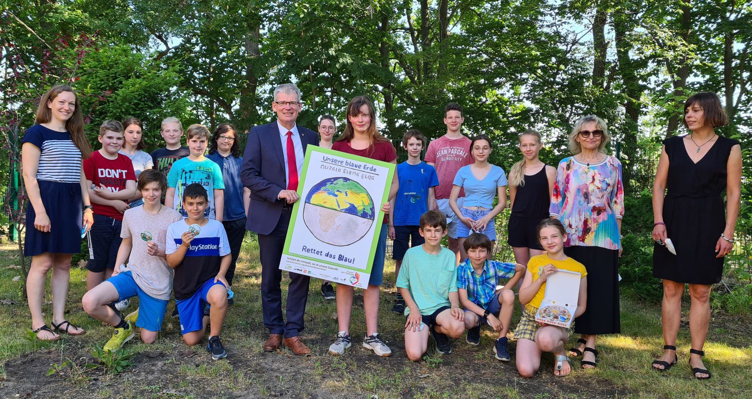 Die Klasse 6b mit ihrer Klassenlehrerin Caroline Ozdoba (links), Bezirksbürgermeister Helmut Kleebank (Mitte) sowie den Initiatorinnen Beate Ernst und Anne Sebald (ganz rechts) von wirBERLIN