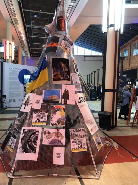 Kunstinstallation im Café Kyiv, nachempfunden dem mit Plakaten und Transparenten behängten Weihnachtsbaum während der Euromaidan-Proteste 2013/2014