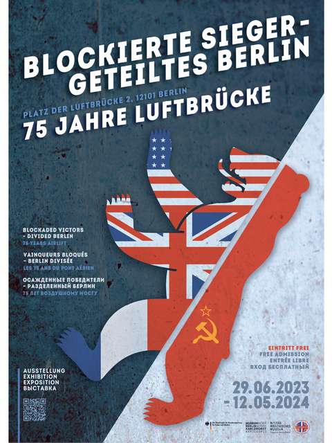 Ausstellungsplakat: mittig geteilter Berliner Bär mit Flaggen der USA, von Großbritannien und Frankreich auf der linken Seite und der Flagge der UDSSR auf der rechten Seite.