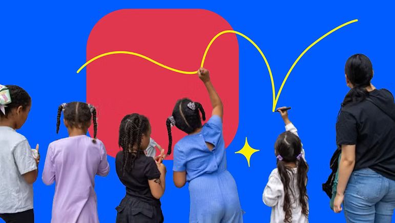 Fünf Kinder und eine erwachsene Person malen auf einer blauen Wand