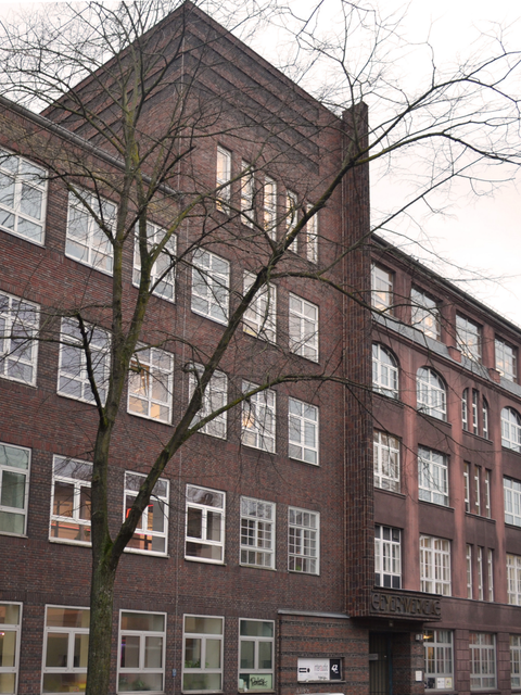 Fassade der Geyer-Werke in Neukölln; ein braunes Ziegelsteingebäude mit großen Fenstern zur Straßenseite